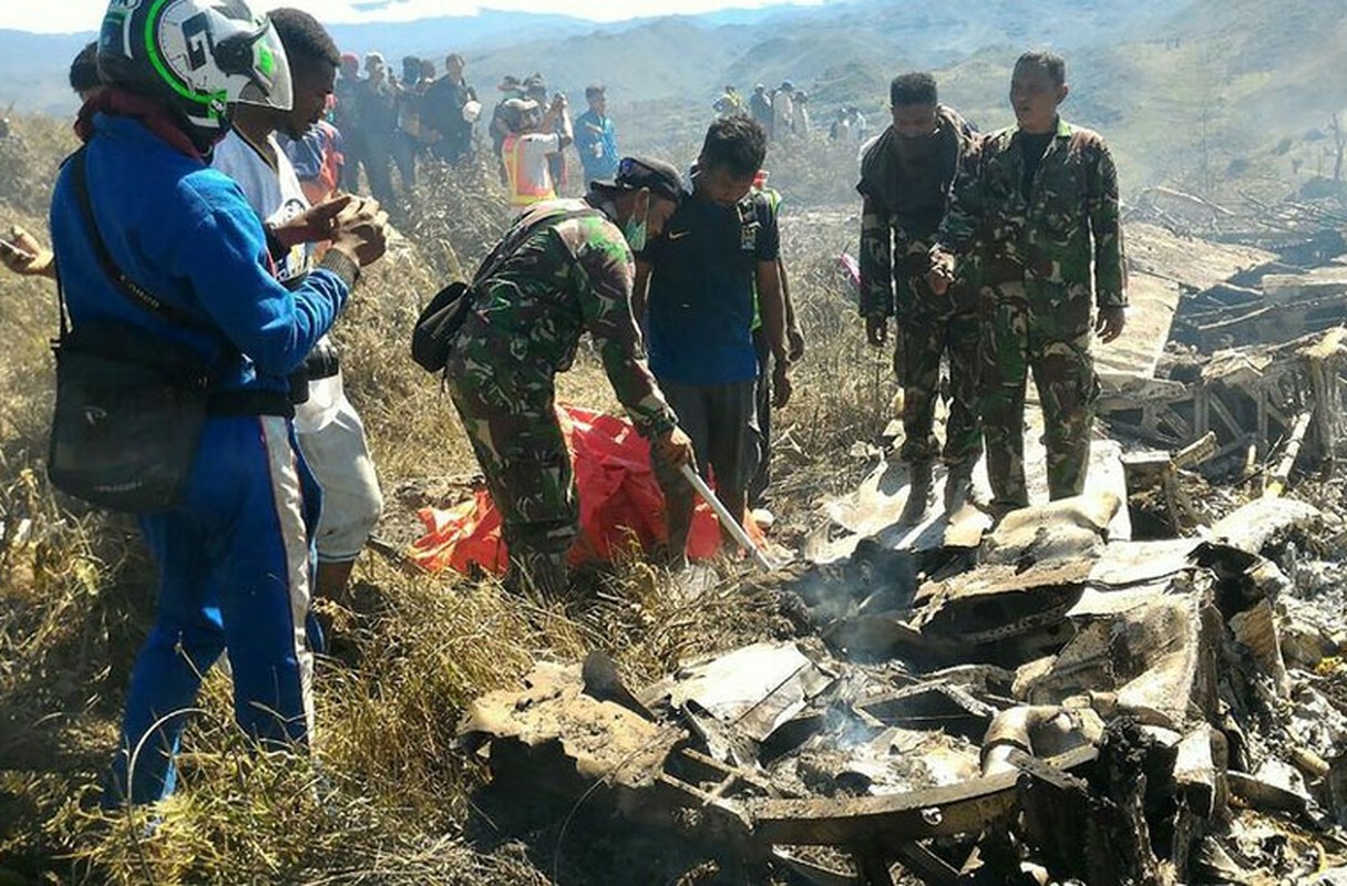 Hien truong roi may bay quan su Indonesia, 13 nguoi chet-Hinh-3